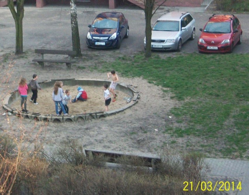 Dzieci bawiące sie na podwórku przy ul. Boliny