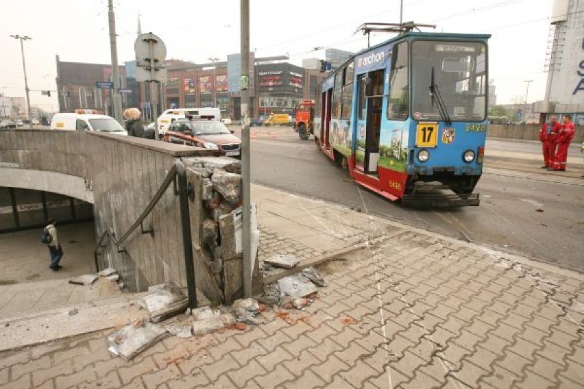 Ok. godz. 7.20 tramwaj linii 17 wypadł z torów na ul. Piotra...
