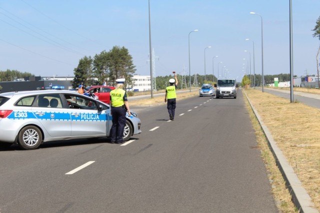 Rażące przekroczenie prędkości, kierowanie w stanie nietrzeźwości czy powodowanie zagrożenia bezpieczeństwa w ruchu drogowym są podstawą do zatrzymania prawa jazdy - przypomina policja.