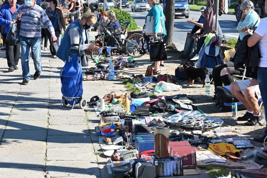 Tłumy ludzi w piątek na bazarach w Kielcach. Zobaczcie co kupowali [ZDJĘCIA]