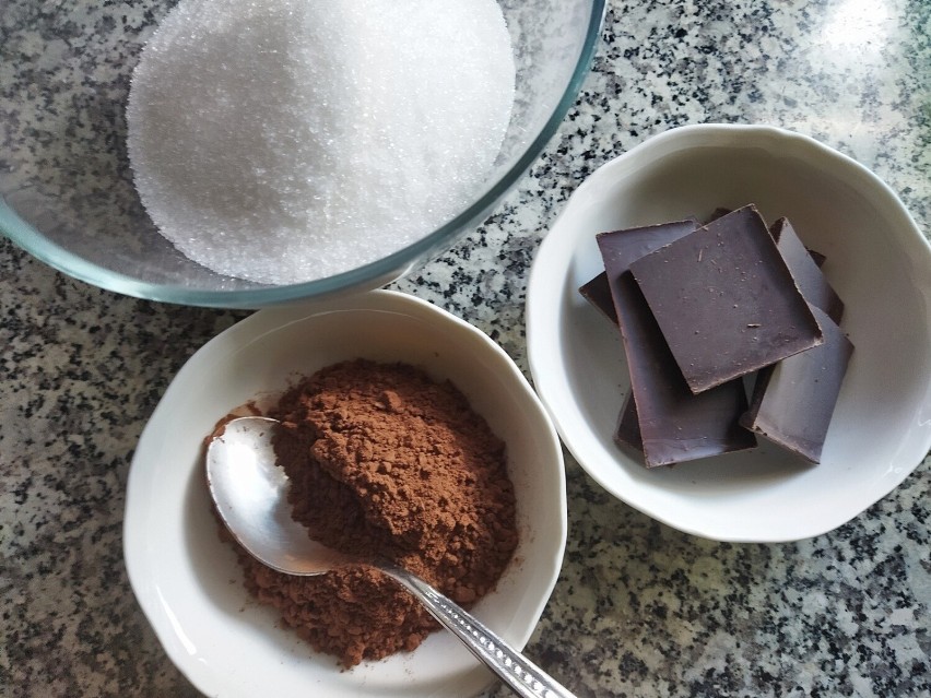 Odmierz pozostałe składniki: cukier, kakao i czekoladę.