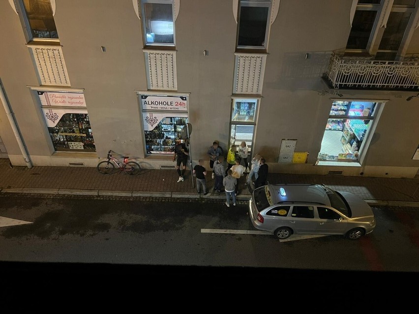 Interwencje policyjne przed sklepem monopolowym w Nowym...
