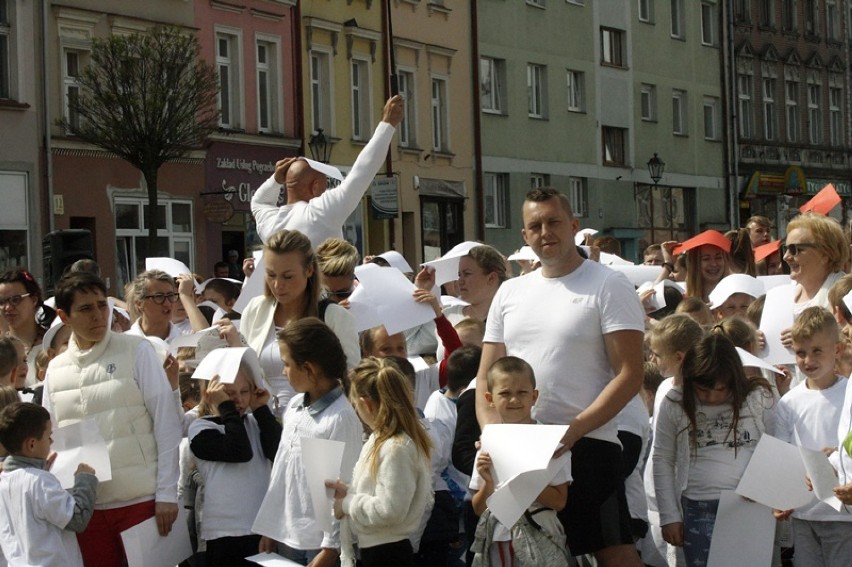 Patriotyczny Flash Mob na płycie rynku w Chojnowie [ZDJĘCIA]