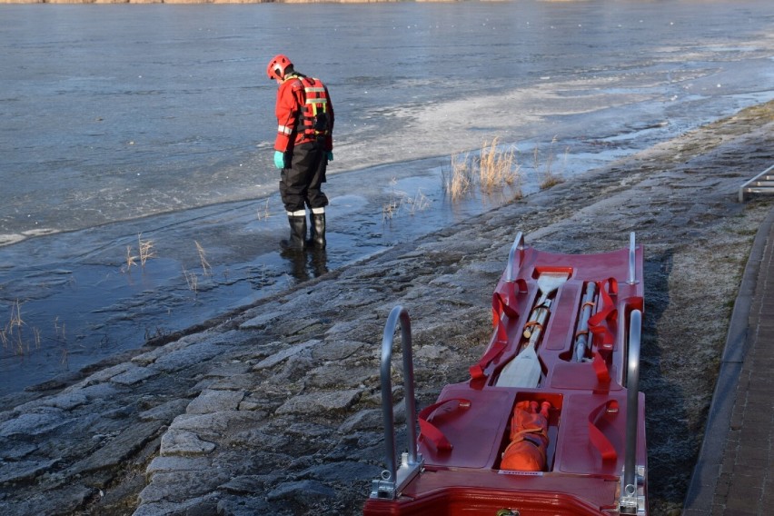 Strażackie ćwiczenia z ratownictwa lodowego na zbiorniku...