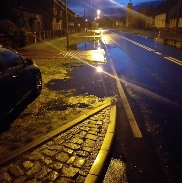 Woda już kilkukrotnie stała na wyremontowanej drodze w Radnicy, choć ten odcinek kilka lat temu był remontowany...