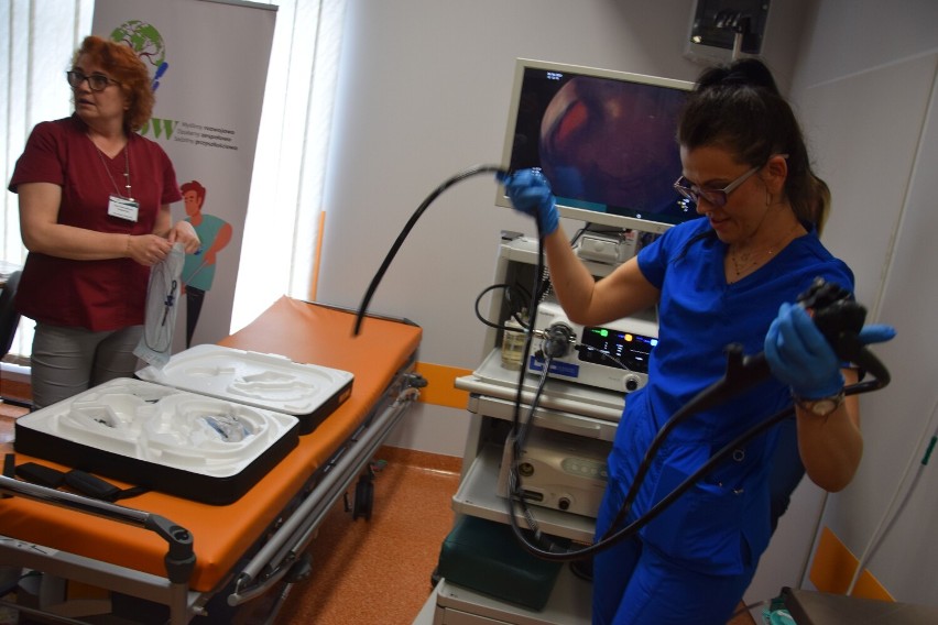 Dr Joanna Pakiet-Chmielewska demonstruje nowy kolonoskop