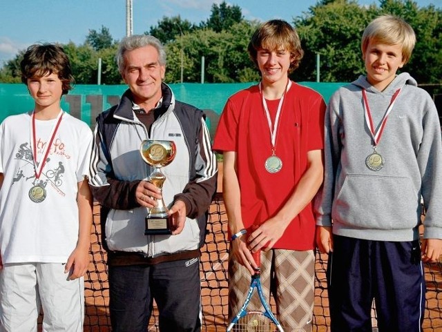 Zespół młodzików AZS Poznań. Od lewej stoją: Przemysław Michocki, trener Dariusz Drzewiecki i Stanisław Dziewa