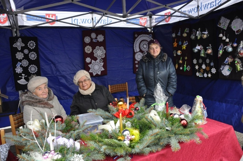 Jarmark świąteczny w Sławkowie i wspólne ubieranie choinki 