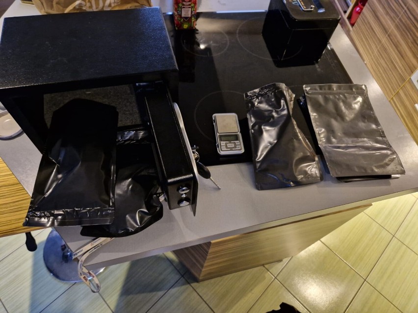 Kilogram narkotyków w mieszkaniu - kołobrzescy policjanci zatrzymali podejrzanych 