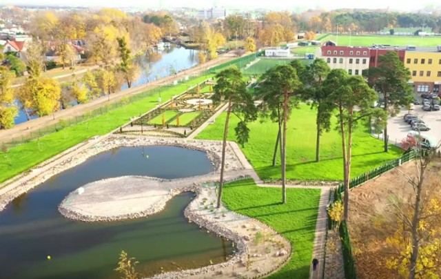 Wiedzieliście, że w Bydgoszczy znajduje się takie piękne miejsce? Mowa o francuskich ogrodach, które umiejscowione są przy Hotelu Wodnik na Miedzyniu. Są przepiękne! Koniecznie obejrzyjcie wideo! Może wybierzecie się tam na spacer?

Francuskie ogrody na Miedzyniu w Bydgoszczy
