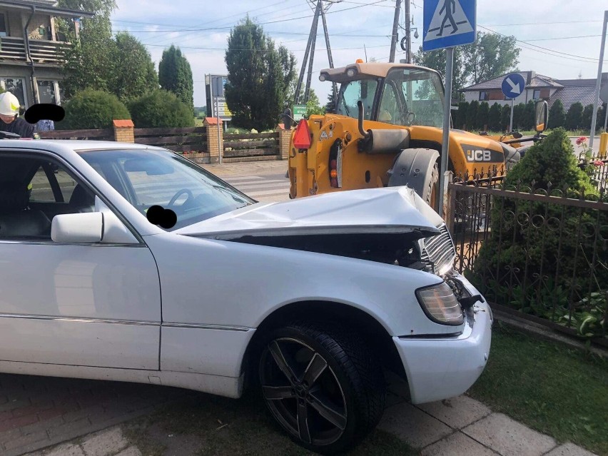 Groźnie wyglądający wypadek w Knyszynie - klasyczny "dzwon". Mercedes zderzył się z ładowarką [ZDJĘCIA]
