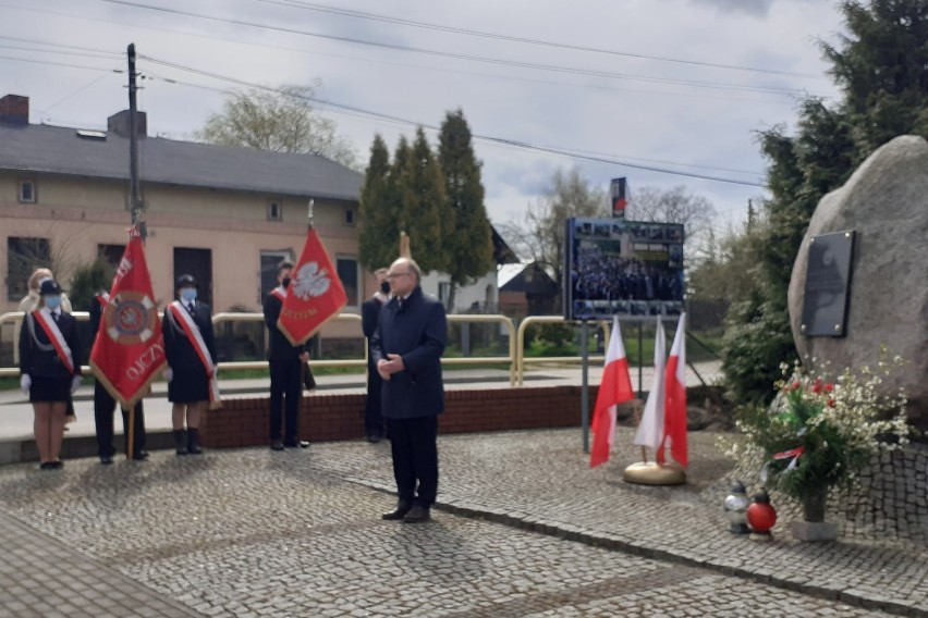 Obchody święta Konstytucji 3 Maja w gminie Trąbki Wielkie. Złożono kwiaty pod pomnikiem w Ełganowie