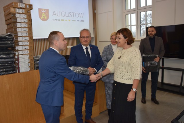 Adam Andruszkiewicz,  Sekretarza Stanu w Kancelarii Premiera spotkał się z dyrektorami augustowskich szkół. Przekazał im urządzenia zakupione w ramach programu "Cyfrowa Gmina".
