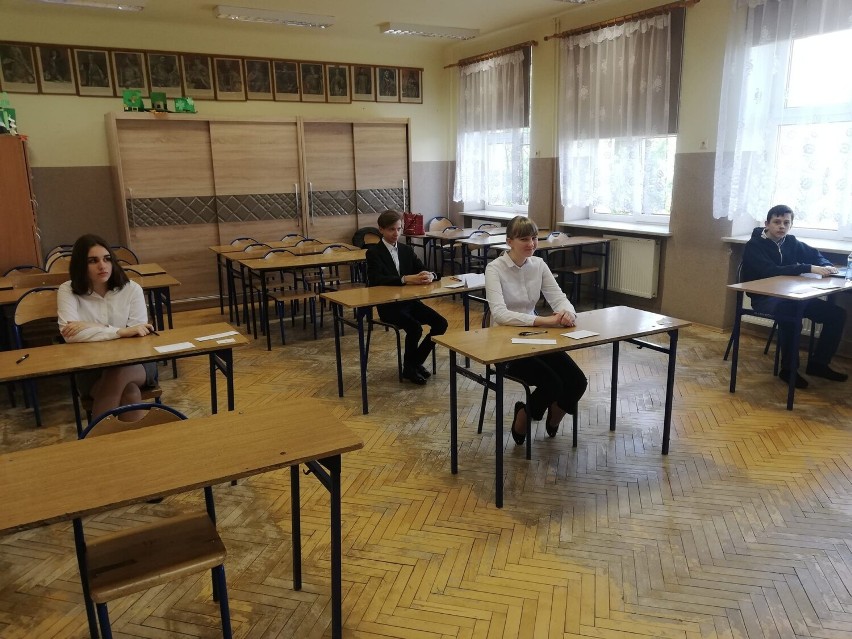 Egzamin ósmoklasisty 2022. Tak wyglądał egzamin w Szkole Podstawowej nr 1 w Makowie Mazowieckim. Zobaczcie zdjęcia. 24.05.2022
