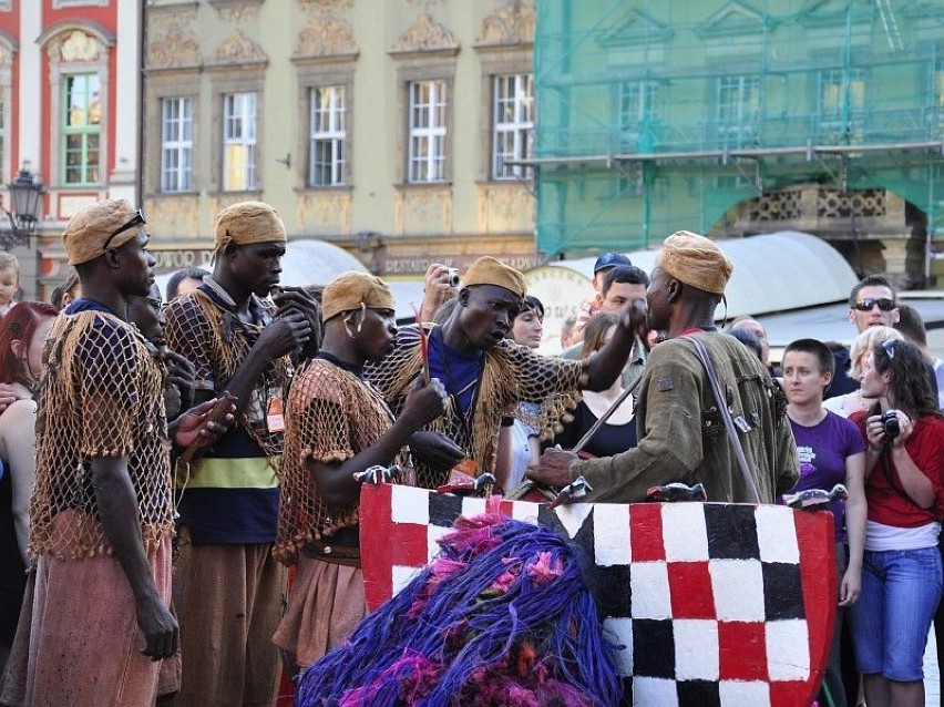 Parada masek grupy z plemienia Nuna, Wrocław, 4 lipca 2010r.