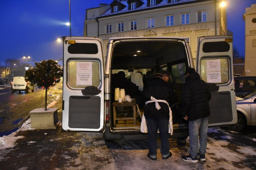 Mieszkańcy Schroniska św. Brata Alberta rozdają zupę potrzebującym. ZDJĘCIA