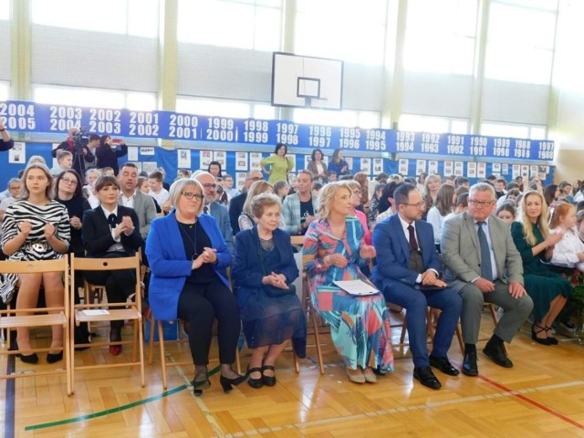 Piękny jubileusz przygotowano z okazji 35-lecia Publicznej Szkoły Podstawowej numer 7 w Ostrowcu Świętokrzyskim. Szkołę odwiedzili absolwenci i byli nauczyciele.