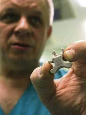 Ten implant stał się gwiazdą sal operacyjnych.