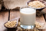 Czym zastąpić mleko w kuchni? Poznaj najpopularniejsze napoje roślinne. Z nimi zrobisz wegańskie cappuccino