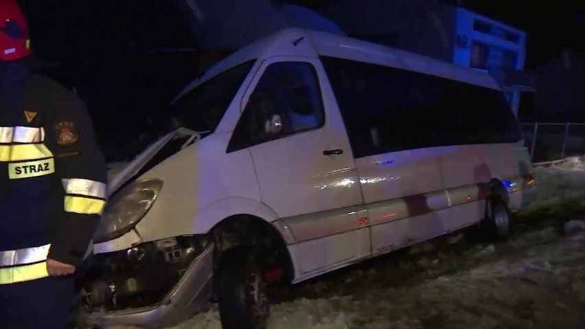 Wypadek busa w Zawadzie [ZDJĘCIA, WIDEO]: Samochód z 20 pasażerami zjechał do rowu i rozbił się o słup