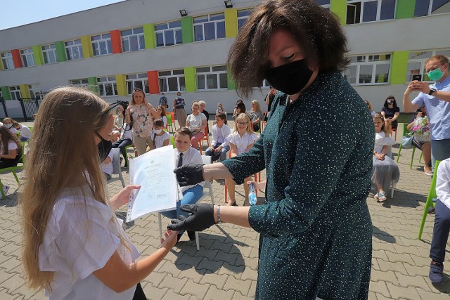 Jak uczniowie odbierają świadectwa? Zdjęcia ze Szkoły Podstawowej nr 34 w Łodzi