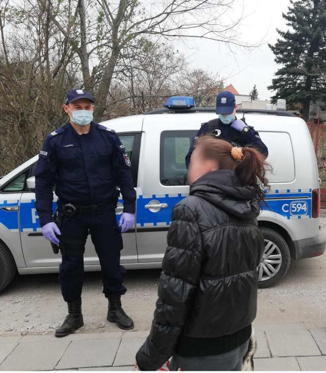 Policjanci z Wąbrzeźna od soboty, 10 października sprawdzają, czy mieszkańcy zasłaniają w miejscach publicznych usta i nos
