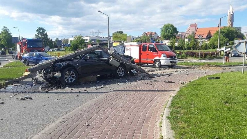 W Starachowicach kierowca BMW ściął słup oświetleniowy, latarnia przewróciła się na auto. Ranny 9-latek (ZDJĘCIA)