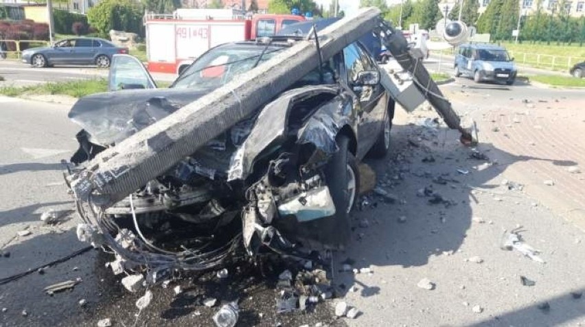 W Starachowicach kierowca BMW ściął słup oświetleniowy, latarnia przewróciła się na auto. Ranny 9-latek (ZDJĘCIA)