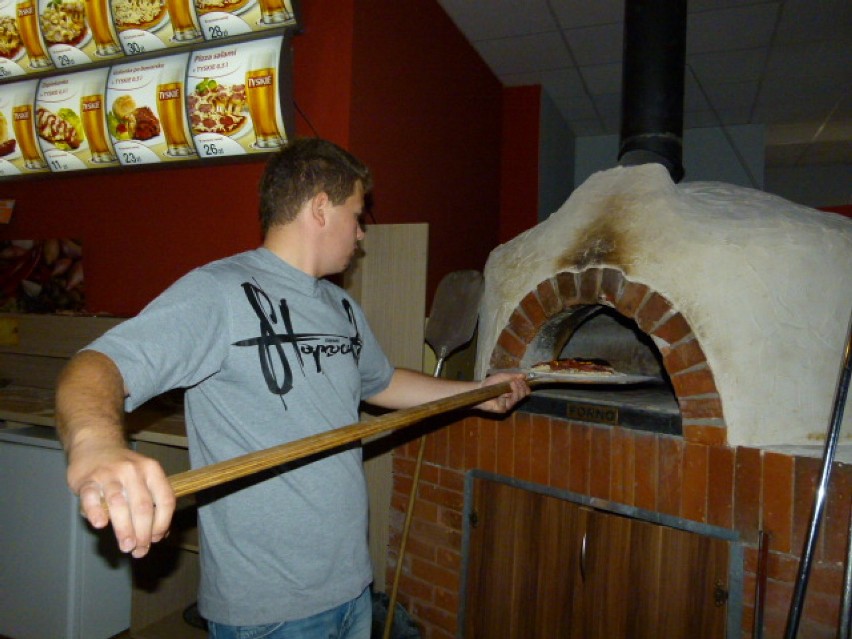 Uczniowie ZSP nr 4 w Bełchatowie na praktykach w ...pizzerii