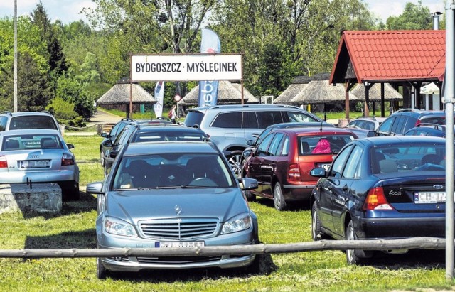 Rejon wokół Leśnego Parku Kultury i Wypoczynku w Myślęcinku pękał w szwach z powodu parkujących wszędzie aut. Drogowcy mają nadzieję, że ich pomysły poprawią sytuację.