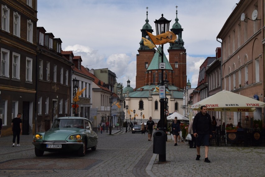 Gniezno. Zlot samochodów zabytkowych połączony z nowoczesnym lotnictwem ultralekkim