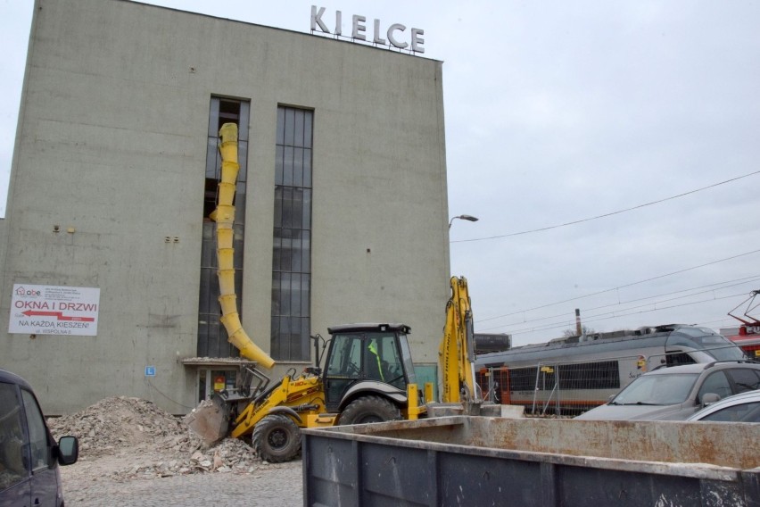 Rozpoczął się wyczekiwany remont dworca PKP w Kielcach. Gruz się sypie, czynne tylko kasy