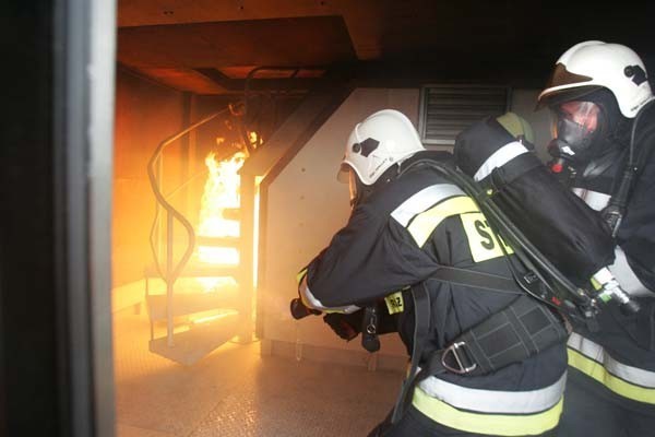 Trenażer umożliwia imitację chociażby palących się schodów.
