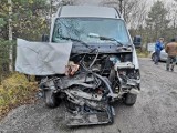 Bolesław. Samochód dostawczy zderzył się z ciężarówką na DK 94. Zablokowany jeden pas ruchu
