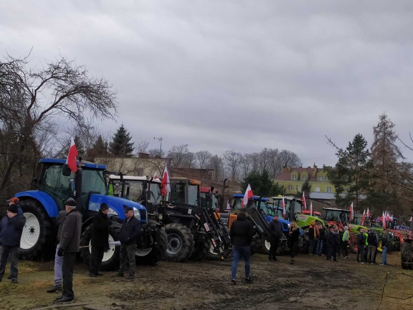 Tak wyglądał strajk rolników w Rypinie. Przejazd traktorów i sprawa ROTR-u na transparentach [ZDJĘCIA, WIDEO]