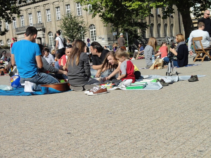 Poznaniacy urządzili spontaniczny piknik na placu Wolności [ZDJĘCIA, WIDEO]