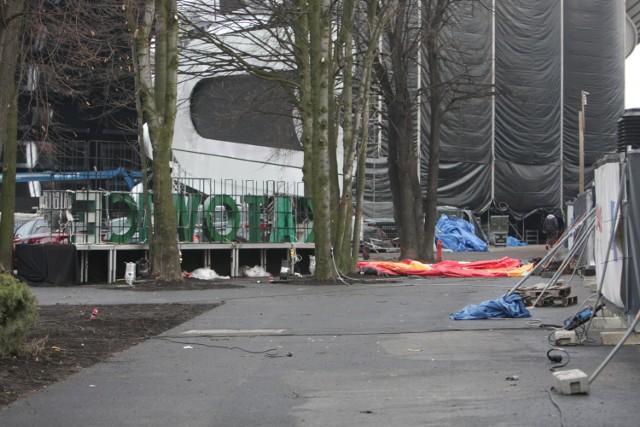 Wielkie sprzątane placu przed Spodkiem w Katowicach po sylwestrowej zabawie