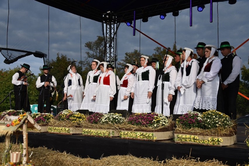 Dożynki w Zasutowie. Zespół regionalny porwał burmistrza do tańca [FOTO, FILM]