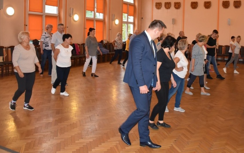 Będzin: seniorzy rozpoczęli w Starostwie Powiatowym kolejny kurs tańca ZDJĘCIA 