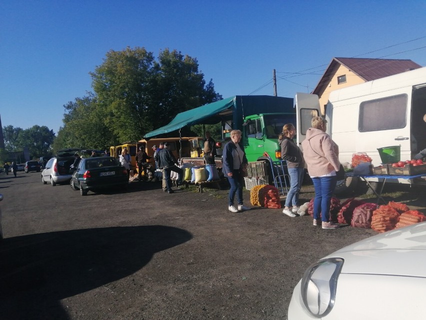 Słoneczny, wrześniowy poranek na targowisku miejskim w Skierniewicach