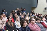 LSSE zaprosiła młodzież z Głogowa do muzeum. Spotkanie z Tomaszem Łysiakiem w zamku