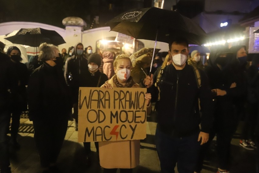 Strajk Kobiet w Łodzi. Tłum protestował na Piotrkowskiej. Taksówkarze wsparli kobiety. WIDEO, ZDJĘCIA