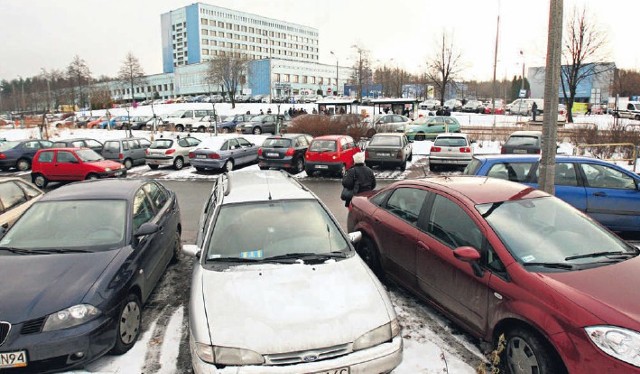 Tak codziennie wygląda parkowanie samochodów przed szpitalem w Katowicach-Ochojcu.