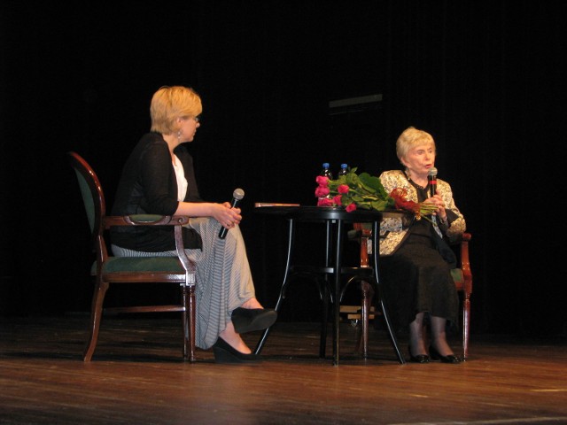 Kaja Mirecka-Ploss (z prawej) i prowadząca spotkanie autorskie Aleksandra Klich