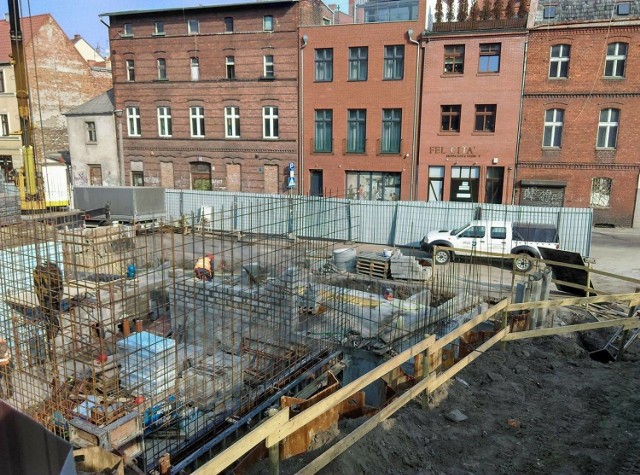 Prace budowlane przy Zbożowym Rynku w Bydgoszczy mają potrwać jeszcze kilka miesięcy. To jeden z trzech wielkich placów budów w ścisłym centrum miasta.