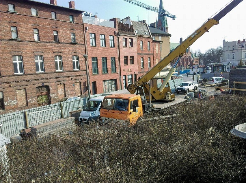 Prace budowlane przy Zbożowym Rynku w Bydgoszczy mają...