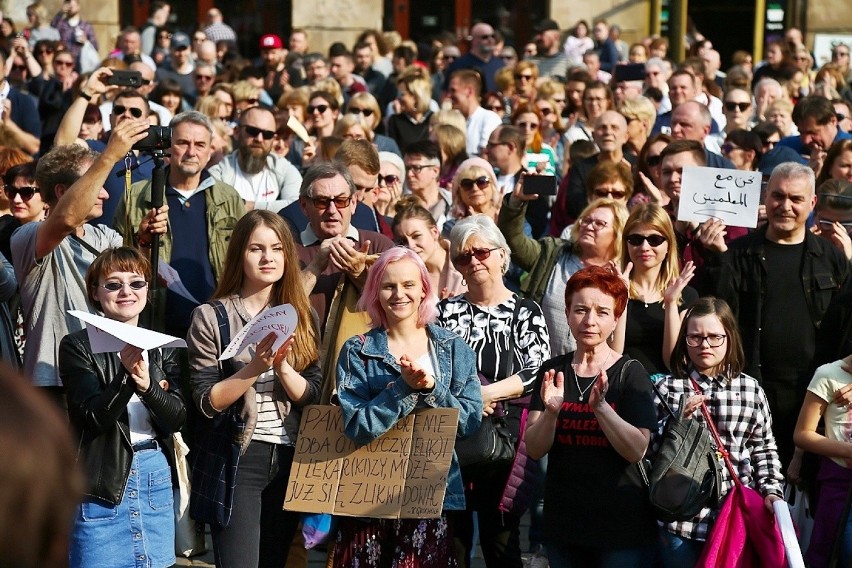 Wrocław. Wielkie poparcie dla strajku nauczycieli na Rynku (ZOBACZ ZDJĘCIA)