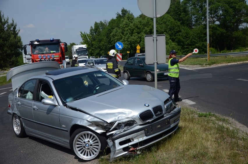 Groźny wypadek na skrzyżowaniu w pobliżu Oleśnika. Zderzyły się trzy samochody [ZDJĘCIA]