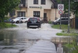 Tarnowskie. Lało całą noc. Powódź znowu nam zagraża. Strażacy przygotowani na ewakuację ludności