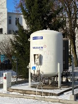 Pacjenci szpitala w Wąbrzeźnie nie będą korzystać z butli z tlenem, bo przy szpitalu zainstalowano nowy zbiornik na tlen o pojemności 3 ton
